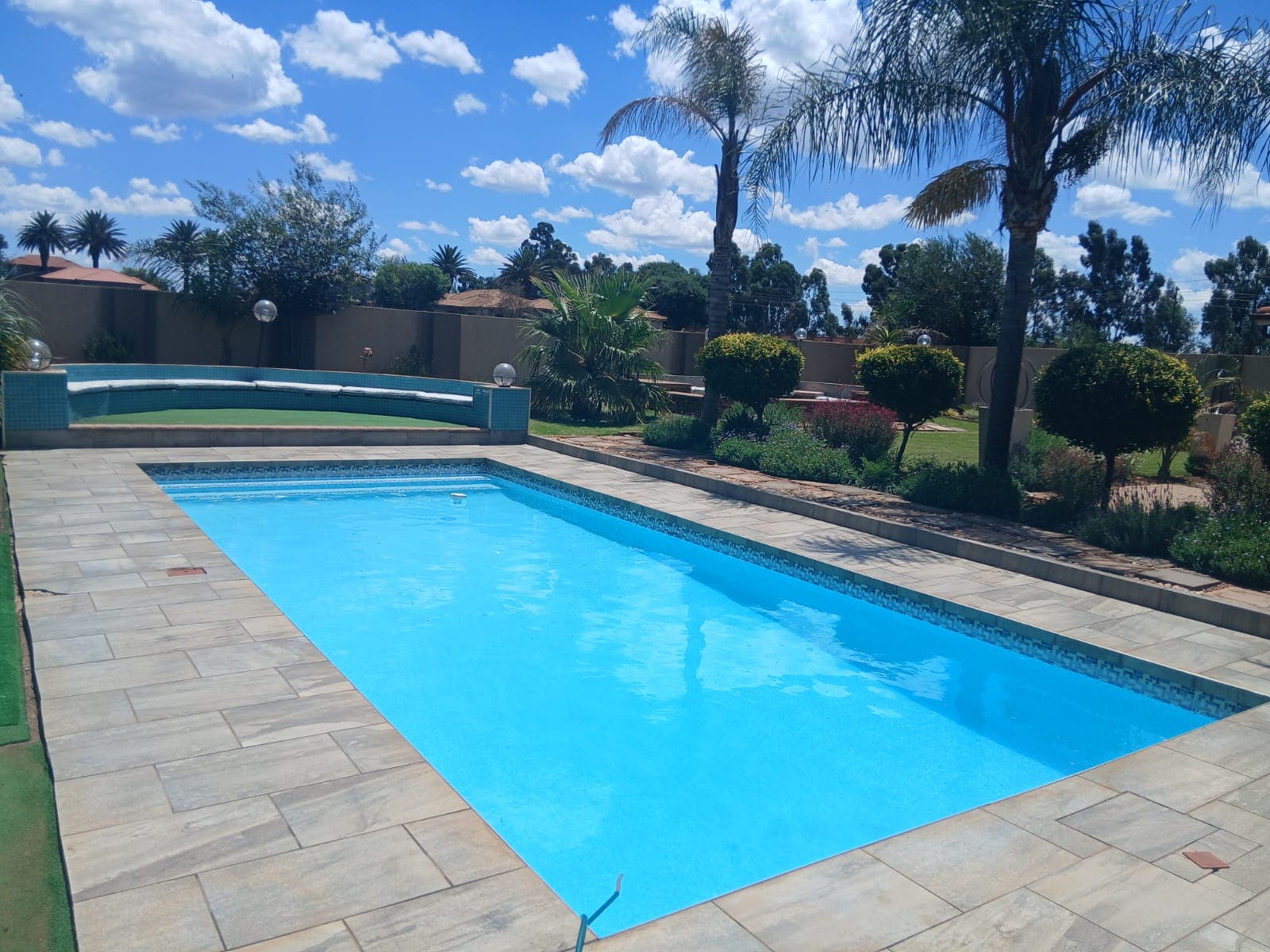 SWIMMING POOLS & RENOVATIONS .